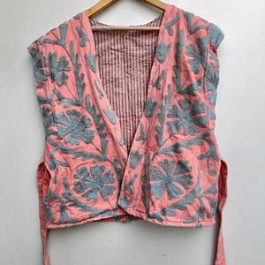 Chaleco Bohemio de Terciopelo con Bordado Tradicional, Chaqueta sin Mangas con Diseño Floral Hecho a Mano, Chaqueta Corta Estilo Bohemio, Chaqueta para Festivales Bohemios - Product Image 1