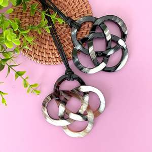 Collar étnico hecho a mano de cuerno de búfalo natural, colgante de nudo celta de Búfalo, joyería de cuerno de búfalo para mamá, joyería Bohemia - Product Image 2