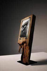 Marco de Fotos de Madera con Borde Natural, Soporte de Fotos Rústico Hecho a Mano con Base de Metal Resistente, Decoración de Arte en Madera Natural - Product Image 4