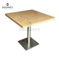 Table à manger carrée moderne en bois massif avec base en métal pour usage commercial dans les restaurants et les hôtels