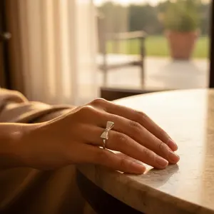 Anillo Delicado con Lazo Chapado en Oro Rosa y Rodio para Mujer - Joyería Minimalista de Moda - Product Image 2