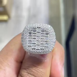 Bague de fiançailles personnalisée pour femmes en argent sterling avec bague ronde en diamant baguette moissanite pour femmes et hommes - Product Image 1