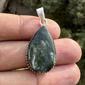 Colgante de Serafinita en Plata de Ley 925 con Engaste de Bisel, Venta al Por Mayor |   Collar Bohemio Hecho a Mano con Piedras Preciosas Naturales, Regalo para Fiesta - Product Image 2