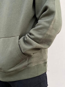 Sudadera con capucha ecológica para hombre hecha a mano de algodón orgánico con proceso de tinte sostenible y diseño natural minimalista - Product Image 6