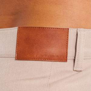 ชิโนทรงสลิมฟิต-ดีไซน์ทรงเรียวสวมใส่สบายพร้อมห่วงเข็มขัด5เส้นซิปลอยและหนังเทียมที่เอวด้านหลัง - Product Image 3