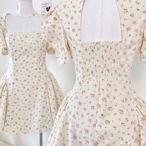 Robe courte élégante à imprimé floral et dos smocké pour femme, robe d'été décontractée - Product Image 1