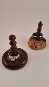 ที่ใส่แหวนทำจากไม้ธรรมชาติผสมผสานกันอย่างลงตัวทำจากไม้ธรรมชาติโดยมีวงแหวนซ้อนตั้งทรงเรียวเรียบ - Product Image 2