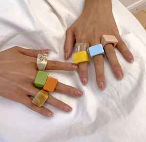 Mode géométrique coloré résine carré bague pour femmes bijoux en gros - Product Image 1