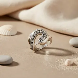 Anillo de Diseño Moderno para Mujer en Plata 925 con Circonita Cúbica, Baño de Rodio en Oro Rosa, Incrustaciones Elegantes y Modernas de Moissanita - Product Image 3