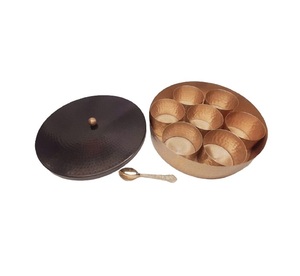 Boîte à épices en laiton pour la cuisine Boîte à épices dorée faite à la main avec couvercle en relief 7 compartiments et 1 cuillère - Product Image 3