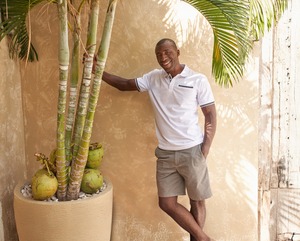 เสื้อยืดคอกลมผ้าฝ้ายผสมโพลีเอสเตอร์แขนสั้นปักลายแบบมินิมอลไม่ยับ - Product Image 1