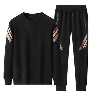 Vente en gros Vêtements d'entraînement et de jogging Ensembles de vêtements à la mode Costumes de survêtement décontractés pour hommes avec logo personnalisé - Product Image 1