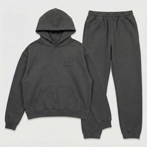 Chándal personalizado de peso pesado en gris carbón con diseño de rayas en las rodillas, top corto de terciopelo con capucha estructurada para logotipo y joggers de streetwear de corte ajustado. - Product Image 1