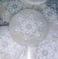 Plaques de charge en sélénite gravées à la vente chaude, symboles de géométrie sacrée, plaques de cristal pour la guérison par le reiki, l'équilibrage des chakras