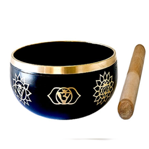 ชามร้องเพลงของชาวทิเบตสีดำและสีทองที่มีการออกแบบที่ซับซ้อนบนพื้นผิวของมันและแท่งไม้เพื่อสร้างเสียงที่ขายส่ง - Product Image 2