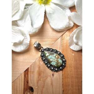 Pendentif Jackson Hoskie Carico Lake en turquoise et or rose, serti clos, en argent sterling, motif cloche, avec breloque en jade - Product Image 3