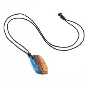 Collier pendentif en résine époxy indien en gros, bijoux en bois de résine et collier en résine à prix abordable - Product Image 3