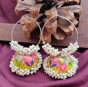 Pendientes Meenakari Jhumki de varios colores pintados a mano, trabajo esmaltado, joyería india tradicional ligera para festivales y Ropa Étnica - Product Image 4