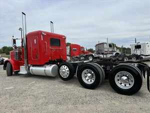 À vendre : Camion semi-remorque 389 Tri Axle Sleeper d'occasion 2021 - Sleeper à toit plat 550HP, boîte manuelle 13 vitesses, exportation mondiale porte-à-porte - Product Image 4
