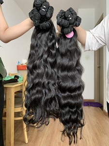 Mechones de pelo ondulado natural negro natural al por mayor pelo vietnamita sin procesar cutícula completa alineada - Product Image 6