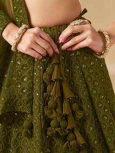 Lehenga Choli Verde Georgette Monocromático Hasta el Suelo con Bordado de Resham y Lentejuelas para Fiestas de Bollywood - Product Image 6