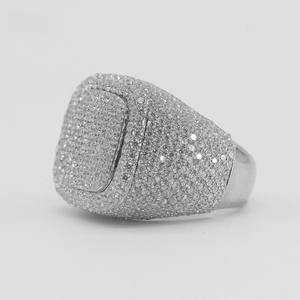 Eleva tu estilo con nuestro anillo de hip hop para hombre, hecho a mano con oro blanco de 14 quilates y diamantes. - Product Image 3