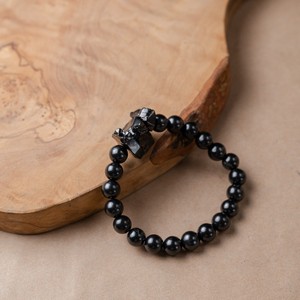 Pulsera de Shungita con 20 cuentas redondas pulidas de 0.32 pulgadas (8 mm) y 3 Shungitas de élite pulidas en banda elástica, talla 16-17 - Product Image 1