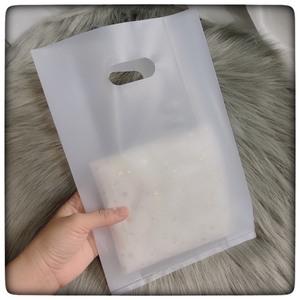 Sacs de courses en plastique personnalisés avec logo imprimé et poignées découpées, recyclables et personnalisables pour supermarchés et expositions - Product Image 6