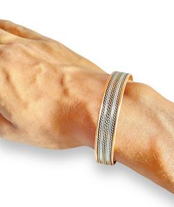 Bracelet en laiton avec résine en relief, design haut de gamme - nouvelle tendance - bracelet - vêtements pour femmes - Product Image 3