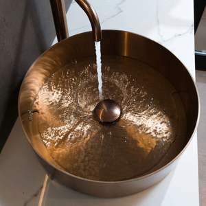 Lavabos de cobre de alta resistencia diseñados para complejos turísticos con elegantes tazones de metal que realzan el decoración interior de los entornos. - Product Image 5