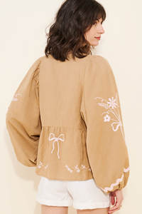 Blusa con botones bordados en beige para mujer con Mangas onduladas y detalles florales con diseño de lazo Vintage ODM - Product Image 2