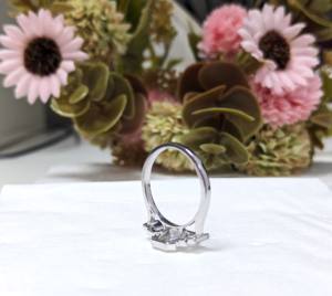 Lunette à cinq pierres en diamant de 1.95 ct taille émeraude cultivée en laboratoire sertie en or blanc massif 14 carats pour cadeau de fiançailles ou de mariage pour femme - Product Image 4