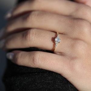 Bague de fiançailles en diamant taille ovale 8x6mm avec pierres latérales marquises | Bijoux de mariée minimalistes en argent sterling plaqué or 18 carats - Product Image 2