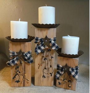 Bougeoirs en bois de Noël fabriqués à la main avec des motifs de vacances exquis centre de table de fête parfait - Product Image 6