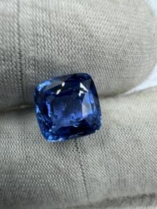 Haute qualité 9 MM coussin saphir bleu chauffant pierre précieuse coupe lâche pierre précieuse bleue naturelle avec certificat IGI hauteur d'article 6 MM - Product Image 4