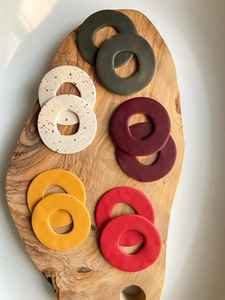 Pendientes de resina ligeros con esmalte multicolor vibrante y detalles en remolino, ideales para fashionistas y uso diario - Product Image 2