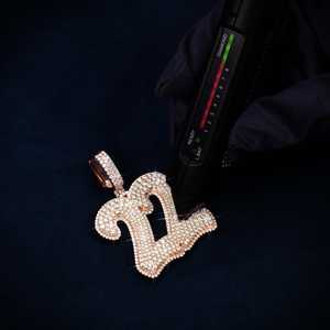 Colgante de Moissanita Personalizado de 22 Quilates con Acabado en Oro de 14K, Colgantes y Dijes Únicos y Elegantes - Product Image 4