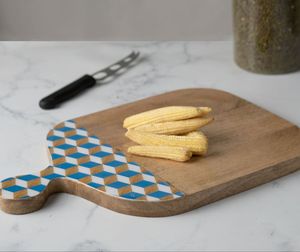 Tabla de cortar de madera de mango de último diseñador con mango decorativo de resina Superficie de corte premium y agarre ergonómico elegante - Product Image 2