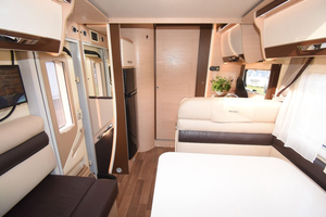 Autocaravana de Lujo Forster T 738 EB Usada a Bajo Precio, Ideal para Acampar en Dubái - Product Image 5