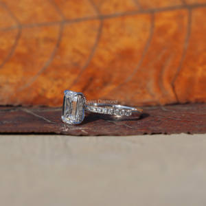 แหวนหมั้นเพชรที่เจียระไนจากมรกตเป็นของขวัญครบรอบปีที่ทำจากเพชรชุดรัศมีที่ซ่อนอยู่ของเธอแหวนเพชร CVD - Product Image 2