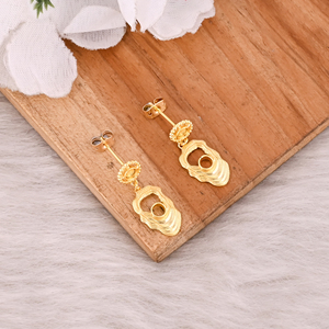 Boucles d'oreilles clous en laiton plaqué or avec logo personnalisé, bijoux de mariage sur mesure, commande en gros de haute qualité pour femmes - Product Image 3