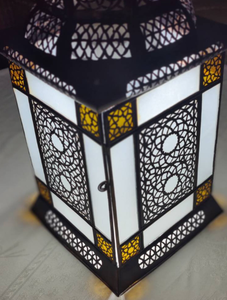 Lanterne en métal marocaine complexe avec des panneaux de verre vibrants Éclairage d'ambiance en métal fait à la main Décor à la maison élégant pour Noël - Product Image 4