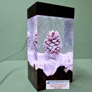 Lámpara de Resina con Forma de Piña de Navidad, con Nieve y Base de Madera, Hecha en Vietnam - Product Image 1