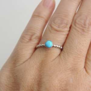 Bague en argent sterling 5mm Turquoise d'Arizona naturelle Solitaire de pierres précieuses avec lunette pour mariages ou fêtes - Product Image 3