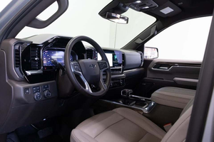Chevrolet Silverado 1500 LT Trail Boss Crew Cab 4WD LHD 2024, sièges en cuir, 5 places, caméra arrière, écran tactile, phares au xénon - Product Image 2