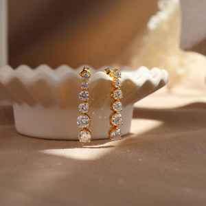 ต่างหูมอสซาไนต์แท้ ดีไซน์น่ารัก ตัวเรือนเงินแท้ 925 ชุบทอง 14K แบบห้อย เหมาะสำหรับงานแต่งงาน งานเลี้ยง ของขวัญสำหรับเธอ - Product Image 3