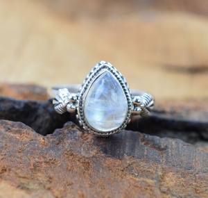 Anillo de Piedra Lunar Arcoíris en Plata de Ley 925 con Baño de Rodio, Joyería de Piedras Preciosas Hecha a Mano, Anillo Elegante de Moda para Mujer, Regalo Ideal - Product Image 1