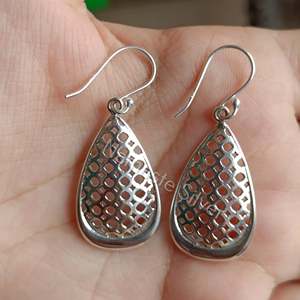 Elegantes Pendientes Colgantes Hechos a Mano en Plata de Ley 925, Diseño Minimalista Ligero en Forma de Pera, Inspirado en una Gota de Agua, Regalo Perfecto - Product Image 3