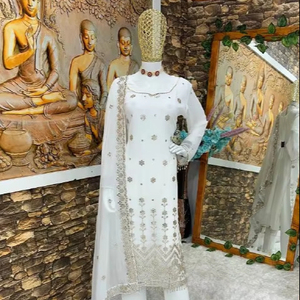 ชุดเซ็ตเสื้อและกางเกงสำหรับงานปาร์ตี้ฤดูหนาวสำหรับผู้หญิงจาก FABZONE พร้อมผ้าคลุมไหล่แฟนซีและงานปักลายขนเฟอร์เทียม ไม่ยับง่าย - Product Image 4