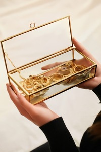 Joyero de cristal con marco dorado diseñado con precisión y ofrece una solución de almacenamiento de lujo para la colección de joyas de alta gama - Product Image 3